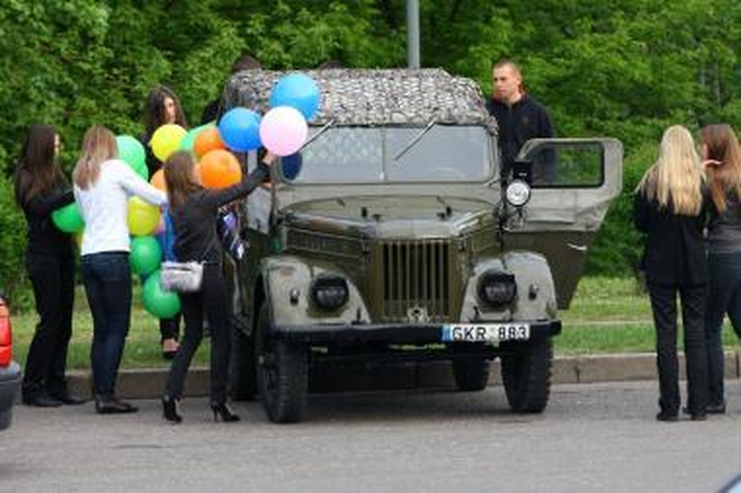 Kauno abiturientai švenčia paskutinį skambutį