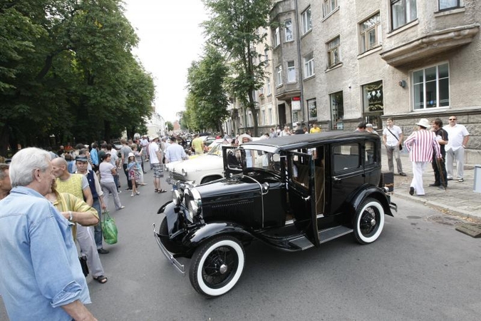 Senovinių automobilių paradui nesutrukdė net krepšinis