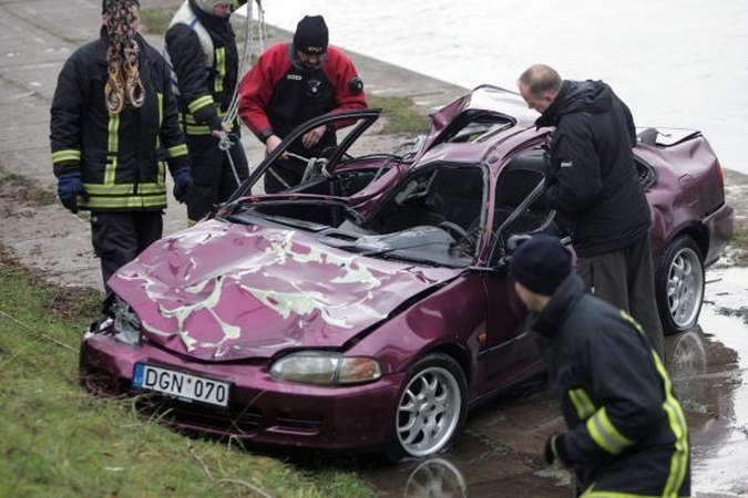 Į Nerį įlėkęs automobilis rastas po Mindaugo tiltu (papildyta)