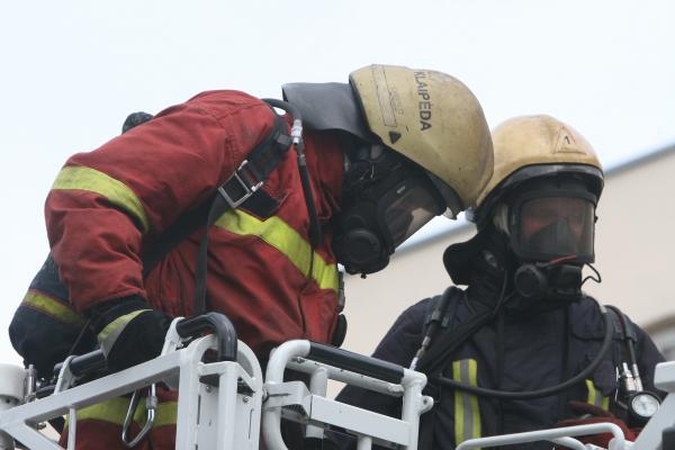 Vėlų ketvirtadienio vakarą Skuodo rajone užsiliepsnojo namas