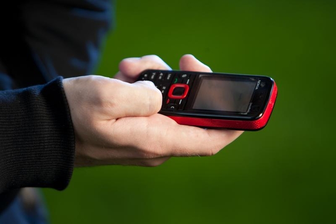 Kol kas saulės baterijų mobiliuosiuose telefonuose nesulauksime