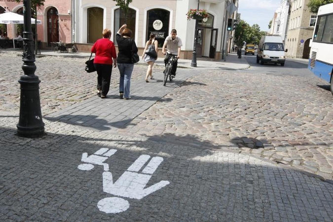 Uostamiesčio Tiltų gatvėje - nauji ženklai dviratininkams ir pėstiesiems