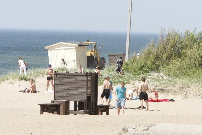 Gelbėtojai iš jūros traukė persirengimo kabiną