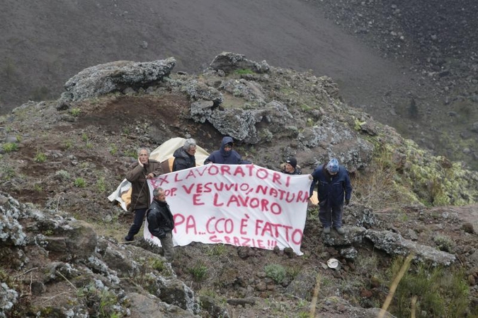Italijoje šeši vyrai nusileido į Vezuvijaus kraterį protestuoti