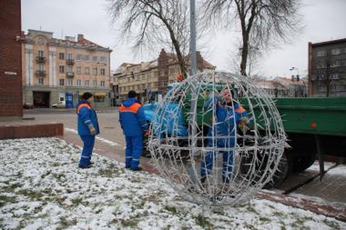 Atgimimo aikštėje montuojami šventiniai papuošimai