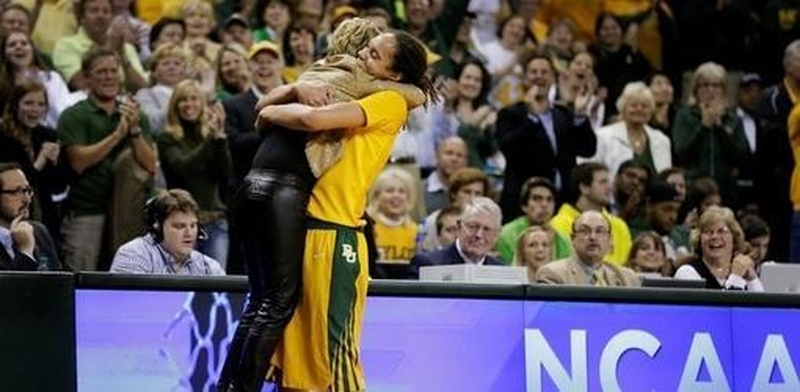 „Mavericks“ savininkas į NBA kvies krepšį drebinančią studentę