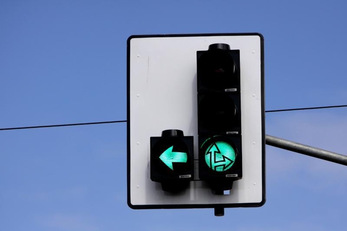Kodėl šviesoforo signalai raudoni, geltoni ir žali?