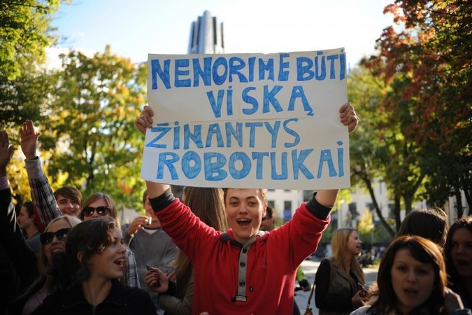 Mokiniai piketuoja, grasina emigracija, o universitetai nenusileidžia
