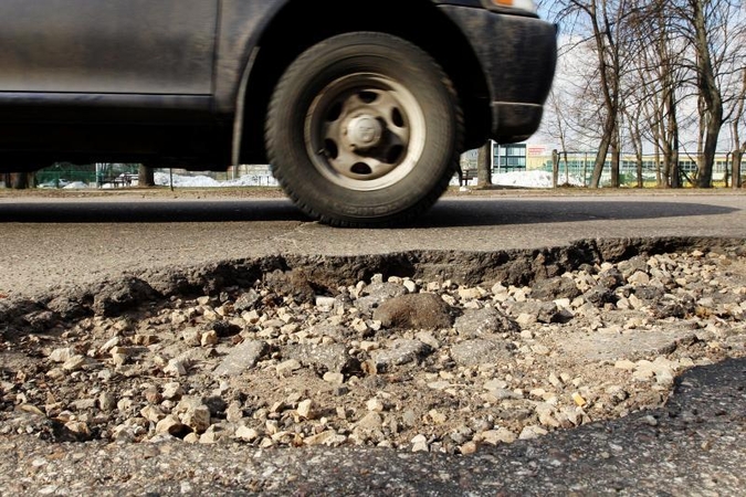 Padangos su nanopluoštu atstatys pažeistą kelio dangą