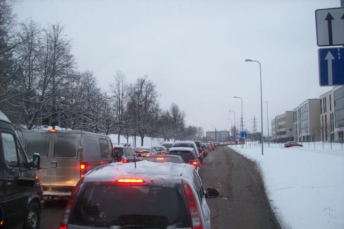 Dėl gausaus sniego vilniečiai užstrigo spūstyse, vėlavo į darbus