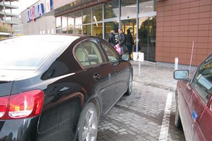 Kai vairuoji „Lexusą" - gali viską
