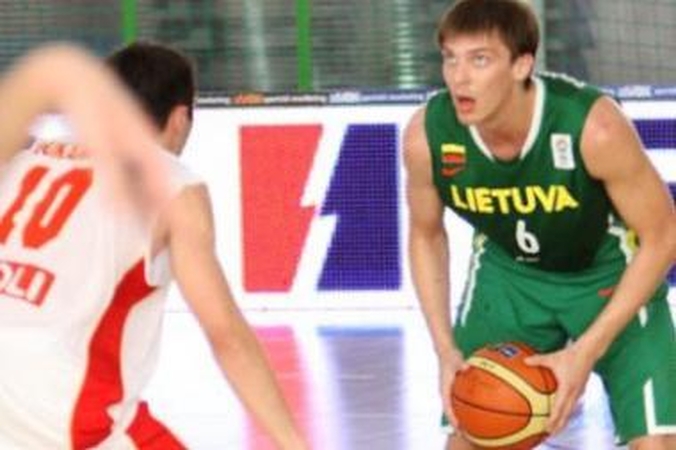 „Žalgiriui“ priklausantys A.Pečiukevičius ir M.Kadzevičius rungtyniaus „Sakaluose“ 
