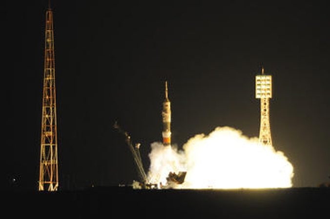 Rusijos raketa iškėlė į orbitą du kosmonautus ir vieną JAV astronautą