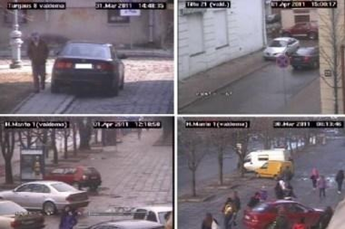 Policijos kameros „medžioja“ ant šaligatvių paliktas mašinas