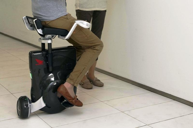 „Honda“ pristato „judančią kėdę“, išvystančią greitį iki 10 km/val.