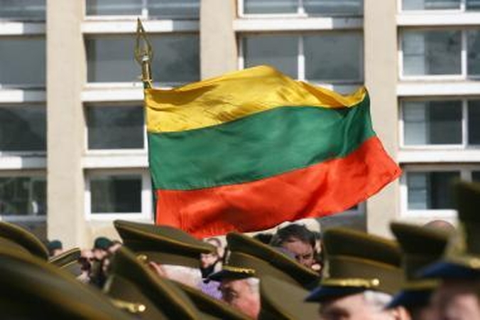 Neiškėlusiems trispalvės siūlo didinti baudas