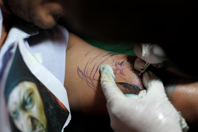 Miuncheno operos kritika Bairoito festivaliui dėl nacių tatuiruočių