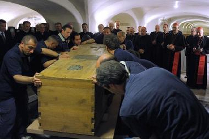 Karstas su Jono Pauliaus II palaikais iškeltas iš kriptos po Šv.Petro bazilika