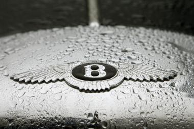 Krizė neaplenkė ir prestižinių automobilių
