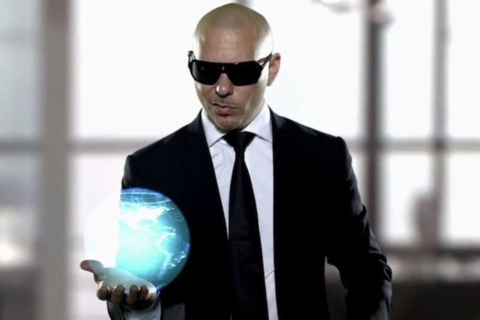 Pitbullis grįžo į praeitį dainos „Back In Time“ vaizdo klipe