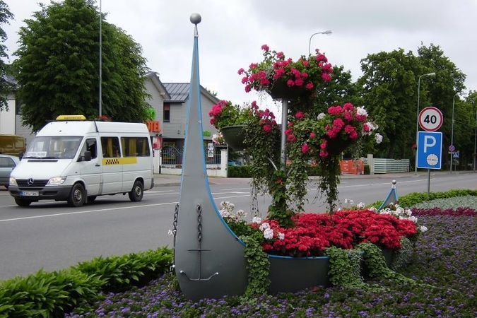 Palanga svečius pasitinka skendėdama gėlėse