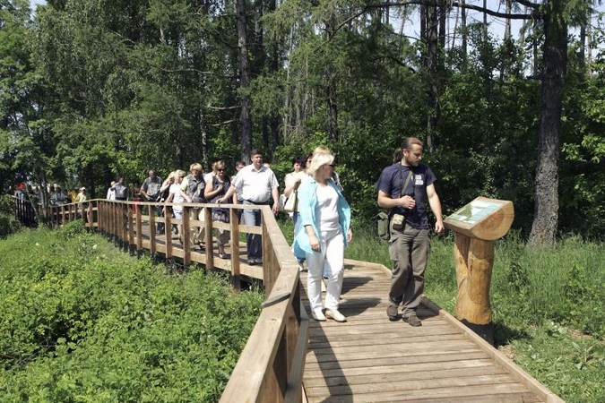 Kadagių slėnio panoramos vaikštinėjant nauju pėsčiųjų taku