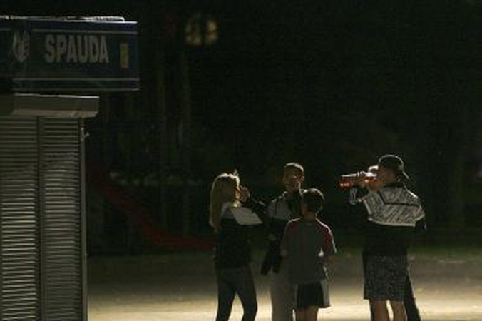 Policija drausmino girtaujantį Akmenės jaunimą