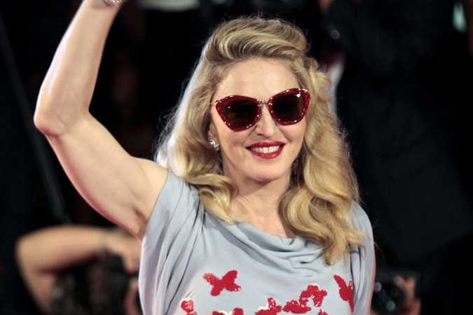 Skirdama dainą Madonna bando taikytis su E. Johnu 