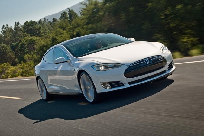 „Tesla“ atvėrė duris, kad pasipuikuotų savo nauju modeliu
