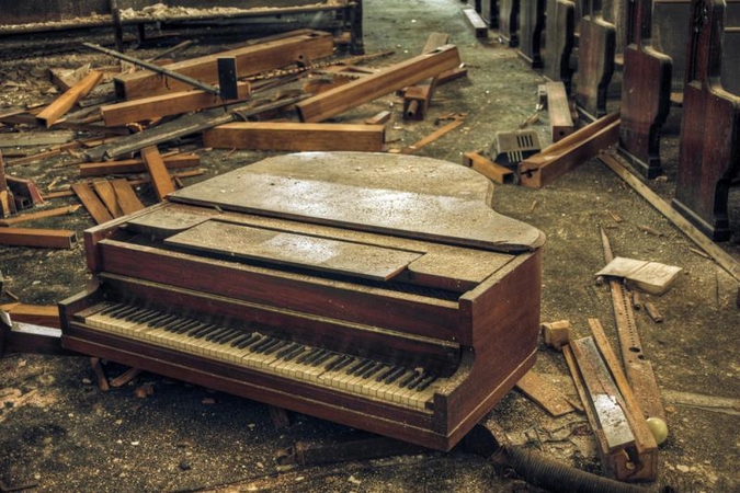 Amerikiečiai masiškai pianinus meta į šiukšlynus