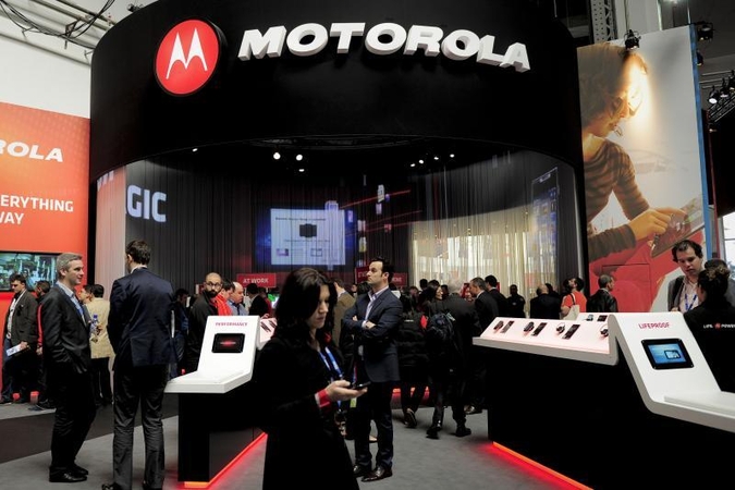 „Motorola“ pristatys išmanųjį telefoną su ekranu be rėmelio?