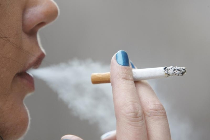 Specialistai: didesni mokesčiai turintiems žalingų įpročių - neteisėti