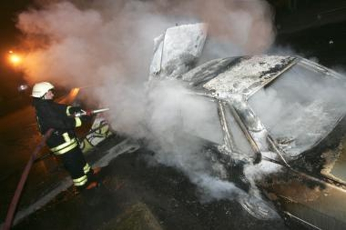 Visagine degė trys automobiliai