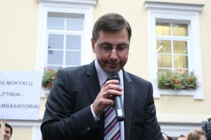 Vyriausybės gudravimas - pedagogų algos patikimos mokyklų vadovams