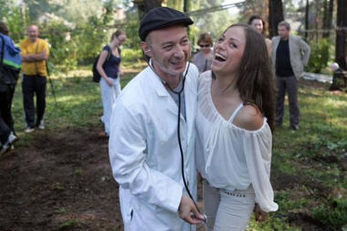 Serialo "Drąsos kaina" aktoriai savo drąsos koeficientą pasitikrino besikarstydami po medžius 
