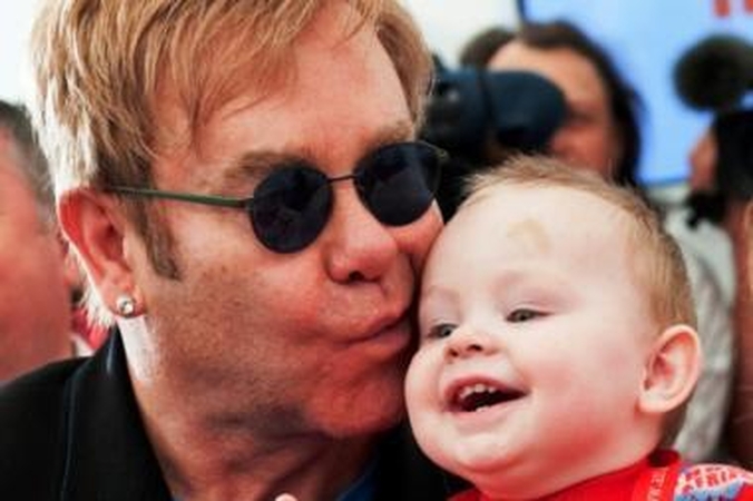 Eltonui Johnui nepavyko įsivaikinti berniuko iš Ukrainos
