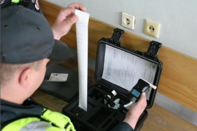 Mirtinai girtas vairuotojas pareigūnams siūlė kyšį 