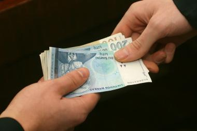 Neblaivus vairuotojas policininkui siūlė 1000 Lt kyšį