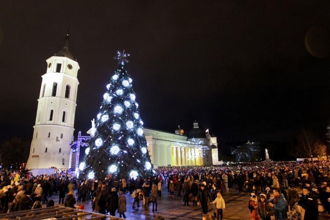 Aplink Kalėdų eglę važinėjęs 18-metis gavo baudą ir nebegalės vairuoti