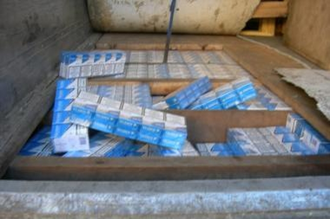 Kontrabandinės cigaretės slėptos po alaus kroviniu