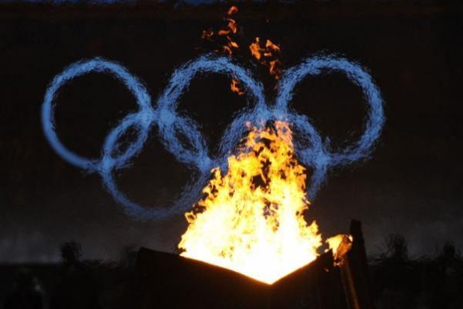 Trispalvę pirmosios jaunimo olimpiados atidaryme neš rutulio stūmikas