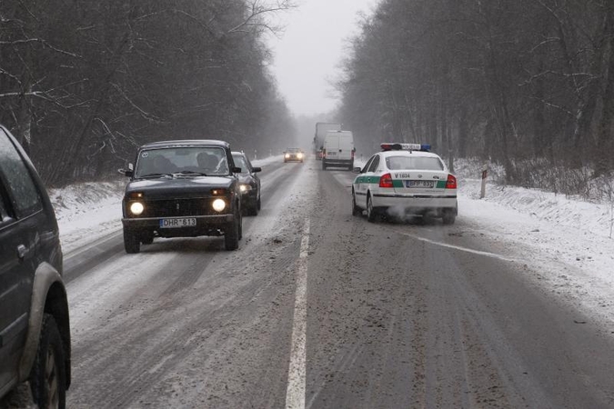 Sostinės pakrašty automobiliui įsirėžus į medį sužaloti 2 žmonės