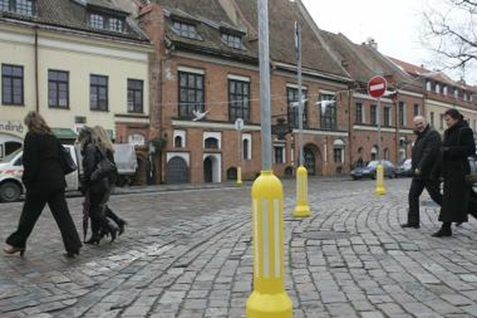 Kodėl ženklus Rotušės aikštėje apvilko geltonai?