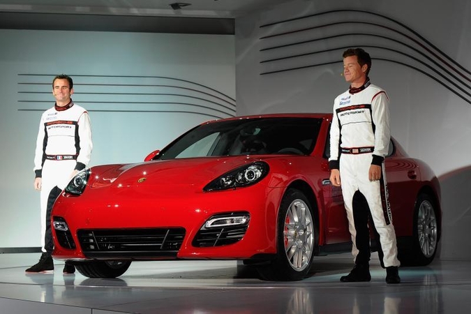 „Porsche“ ruošia hibridinę „Panamera“ versiją