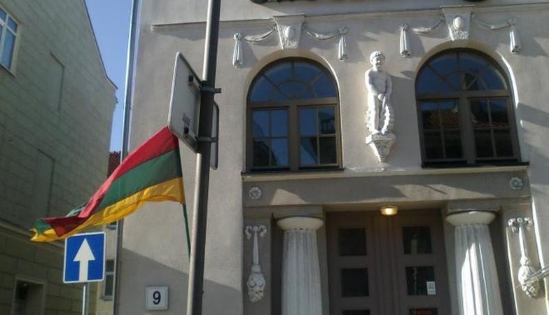 Įkaušę prancūzai Vilniuje bandė pavogti Lietuvos vėliavą