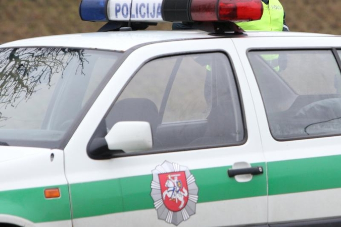 Sunkiai apgirtęs vairuotojas Rietavo pareigūnams kišo 2000 litų