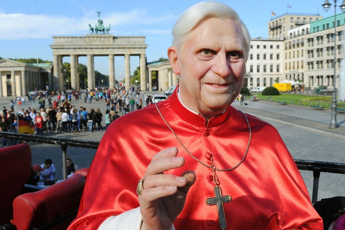 Popiežius Benediktas XVI nežino, ką reiškia mylėti moterį