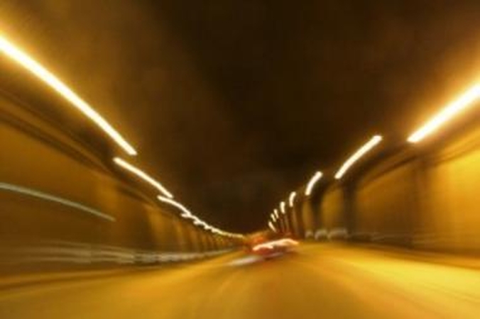 Tunelyje po Seimo rūmais apsivertė automobilis
