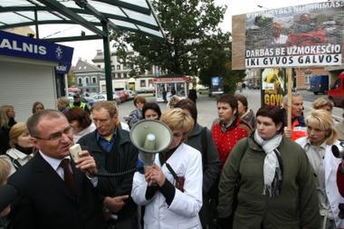 Gydytojai reikalaus Vyriausybės įsipareigoti kelti atlyginimus
