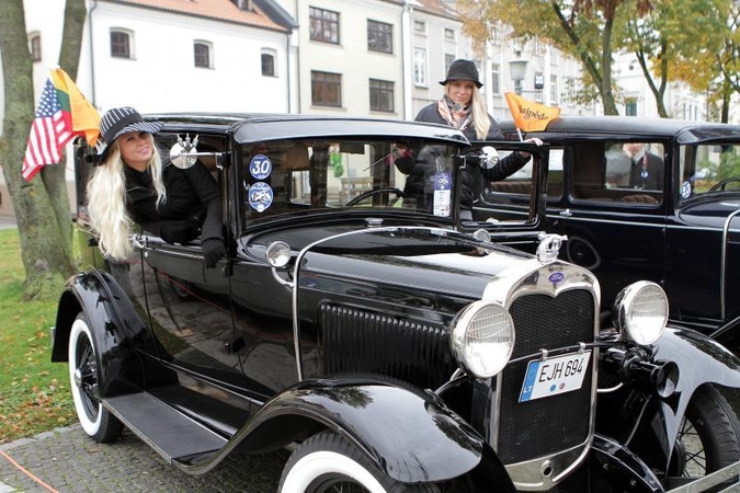 Klaipėdos senamiestyje – senovinių automobilių paradas